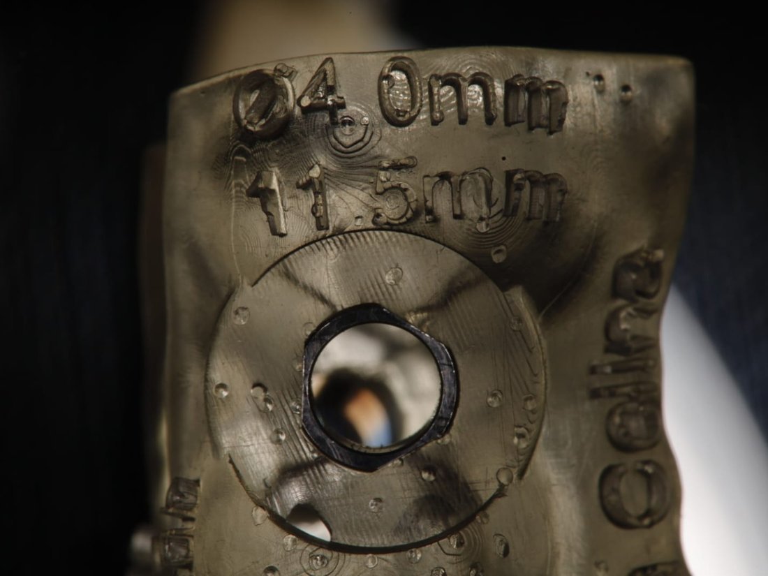 Detalhe macro da anilha metálica do guia cirúrgico